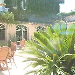 Ih Kaos Hotel