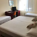 Ih Kaos Hotel